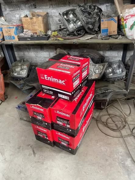 Hộp ắc quy Enimac chồng cao tại gara
